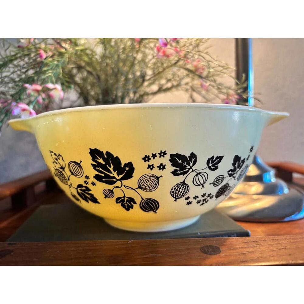 Vintage Pyrex Gooseberry Yellow and Black Cinderella 442 Mixing Bowl 1.5 Qt